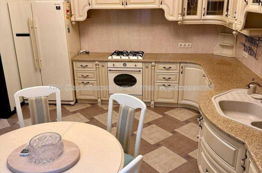 Продам дом, Барабашова академика ул. , 307 м², 10 сот., евроремонт 