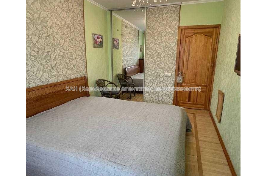 Продам квартиру, Победы просп. , 3 кім., 65 м², евроремонт 