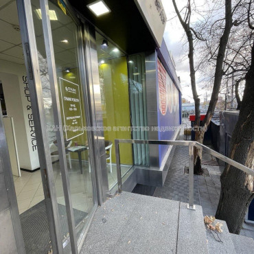 Сдам нежилую недвижимость, помещение свободного назначения , 6  ком., 135 м², капитальный ремонт 