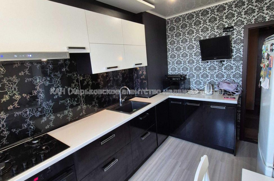 Продам квартиру, Ньютона ул. , 115/1 , 3 кім., 70 м², капитальный ремонт 