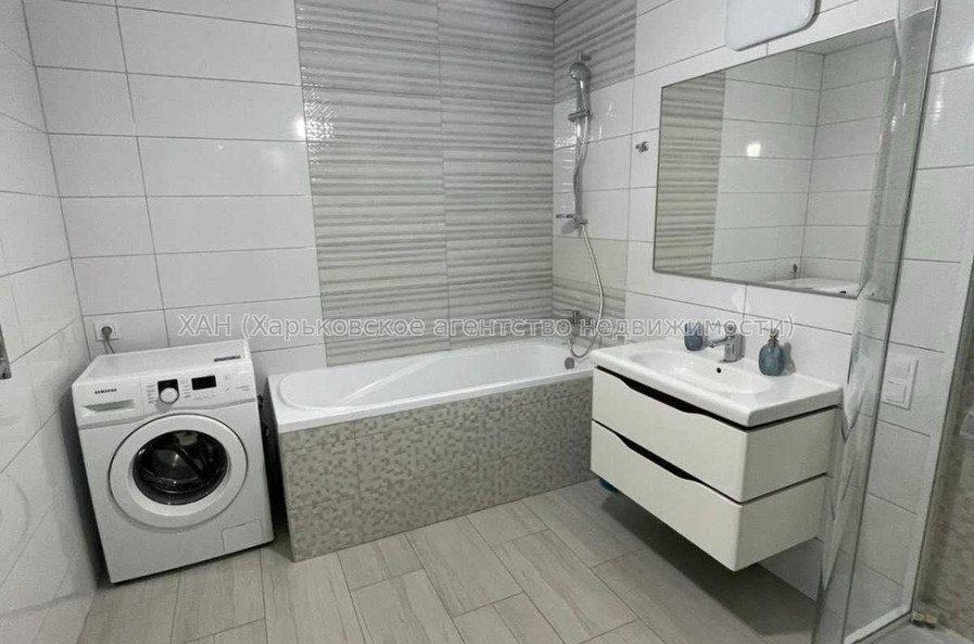 Продам квартиру, Ньютона ул. , 3 кім., 96 м², евроремонт 