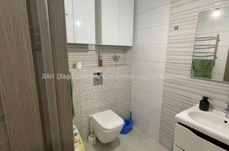 Продам квартиру, Ньютона ул. , 3 кім., 96 м², евроремонт 