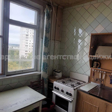 Продам квартиру, Гвардейцев Широнинцев ул. , 52 , 2 кім., 47 м², советский ремонт 