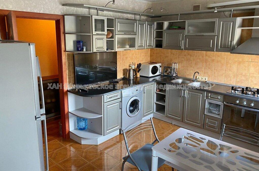 Продам квартиру, Героев Харькова просп. , 3  ком., 83 м², капитальный ремонт 