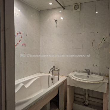 Продам квартиру, Натальи Ужвий ул. , 3 кім., 71.10 м², косметический ремонт 