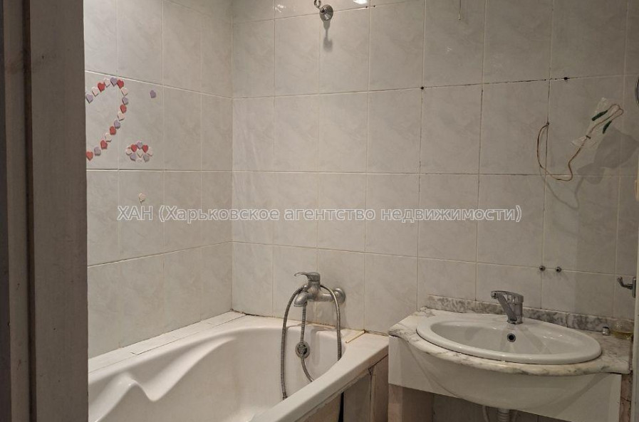 Продам квартиру, Натальи Ужвий ул. , 3 кім., 71.10 м², косметический ремонт 