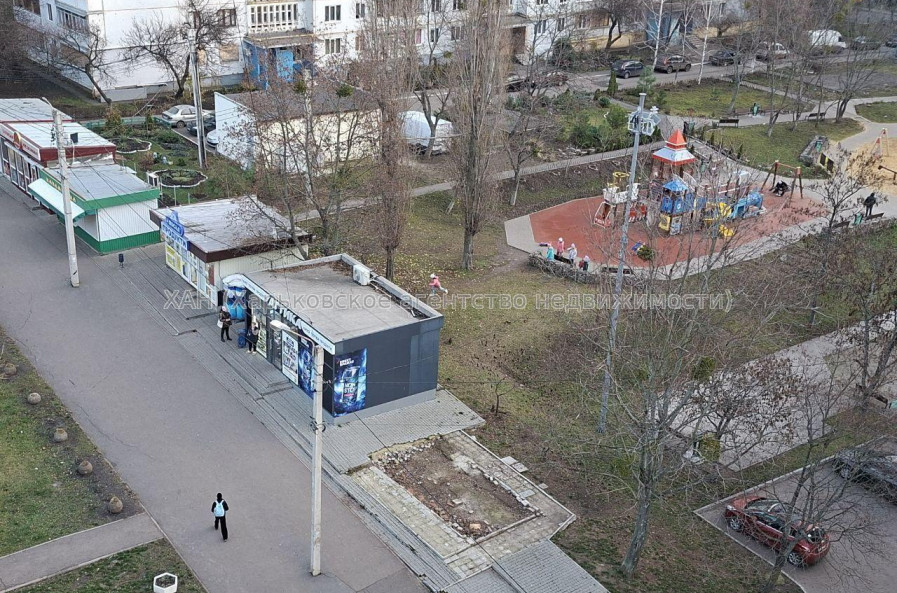 Продам квартиру, Натальи Ужвий ул. , 3 кім., 71.10 м², косметический ремонт 