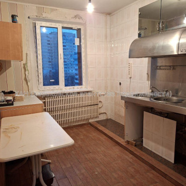 Продам квартиру, Натальи Ужвий ул. , 3 кім., 71.10 м², косметический ремонт 