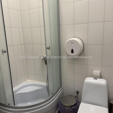 Сдам нежилую недвижимость, офис в многоквартирном доме , 8  ком., 115 м², косметический ремонт 