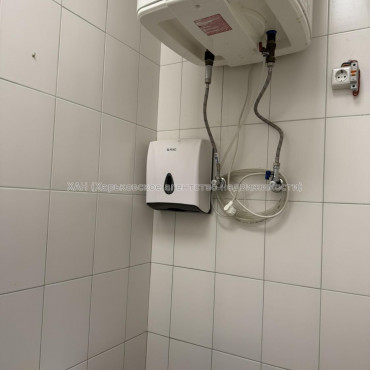 Сдам нежилую недвижимость, офис в многоквартирном доме , 8  ком., 115 м², косметический ремонт 