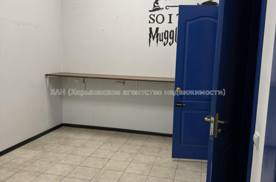 Сдам нежилую недвижимость, офис в многоквартирном доме , 8  ком., 115 м², косметический ремонт 