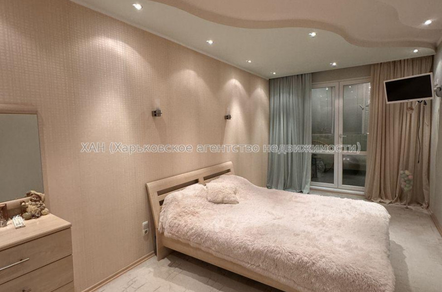 Продам квартиру, Гвардейцев Широнинцев ул. , 3 кім., 64.30 м², капитальный ремонт 