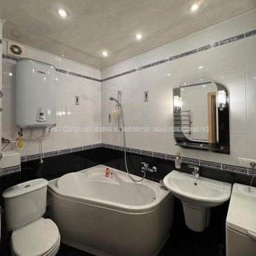 Продам квартиру, Гвардейцев Широнинцев ул. , 3  ком., 64.30 м², капитальный ремонт 