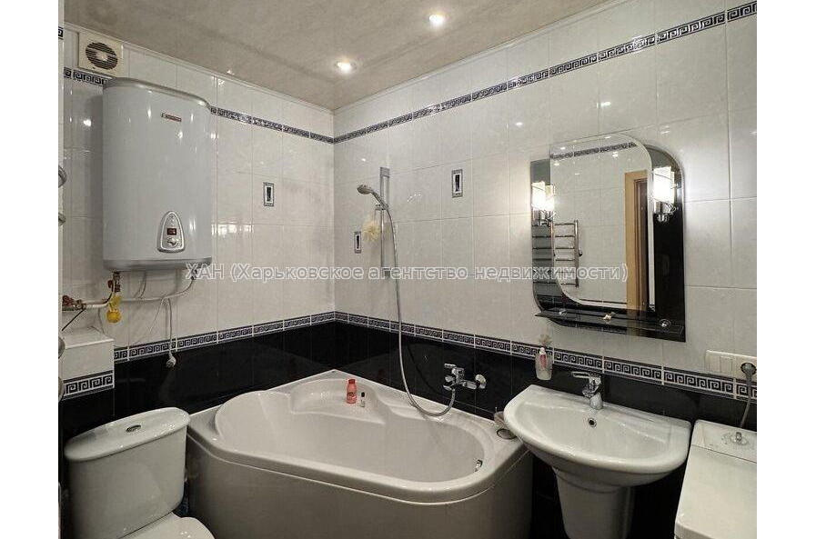 Продам квартиру, Гвардейцев Широнинцев ул. , 3  ком., 64.30 м², капитальный ремонт 