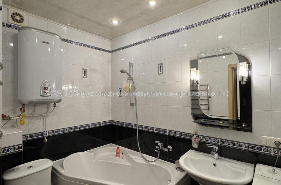 Продам квартиру, Гвардейцев Широнинцев ул. , 3 кім., 64.30 м², капитальный ремонт 