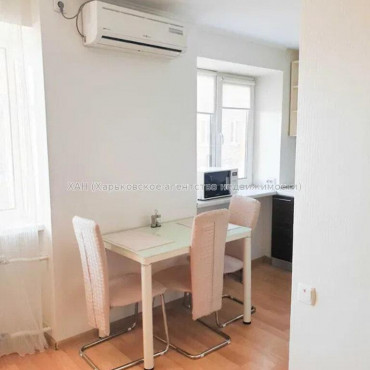 Продам квартиру, Льва Ландау просп. , 1 кім., 32 м², капитальный ремонт 