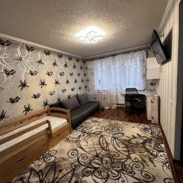 Продам квартиру, Харьковских Дивизий ул. , 1 кім., 33 м², советский ремонт 