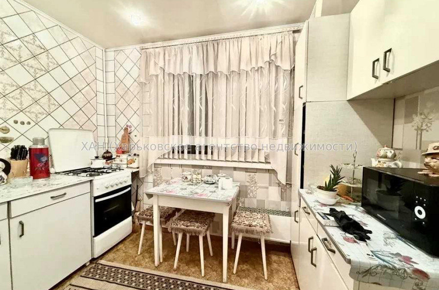 Продам квартиру, Соборности Украины ул. , 215 , 2 кім., 49 м², косметический ремонт 