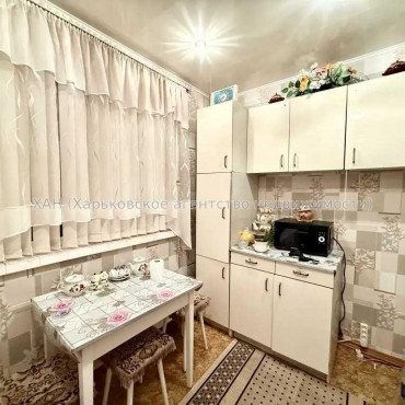 Продам квартиру, Соборности Украины ул. , 215 , 2 кім., 49 м², косметический ремонт 