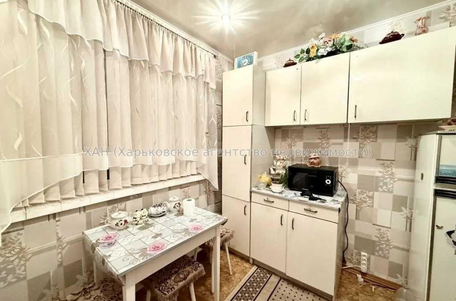 Продам квартиру, Соборности Украины ул. , 215 , 2 кім., 49 м², косметический ремонт 