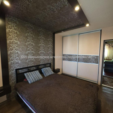 Продам квартиру, Гвардейцев Широнинцев ул. , 113 , 3 кім., 65 м², косметический ремонт 