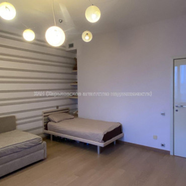 Продам квартиру, Ляпунова ул. , 1  ком., 135 м², авторский дизайн 