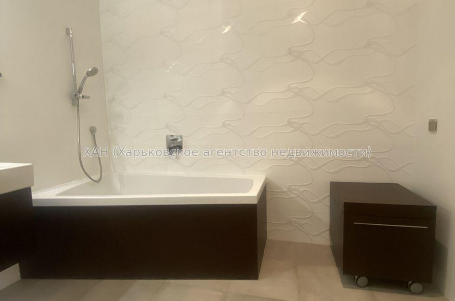 Продам квартиру, Ляпунова ул. , 1  ком., 135 м², авторский дизайн 