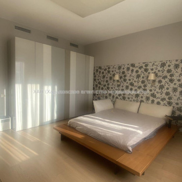 Продам квартиру, Ляпунова ул. , 1  ком., 135 м², авторский дизайн 