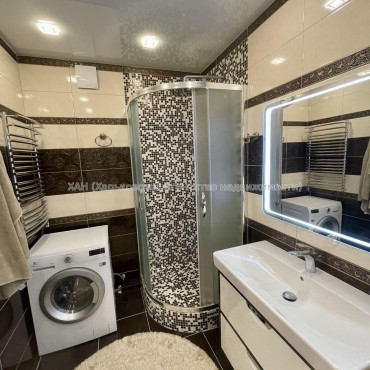 Продам квартиру, 92-й бригады ул. , 3 кім., 76 м², авторский дизайн 