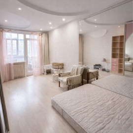 Продам квартиру, Чередниченковский пер. , 3  ком., 66 м², частичный ремонт