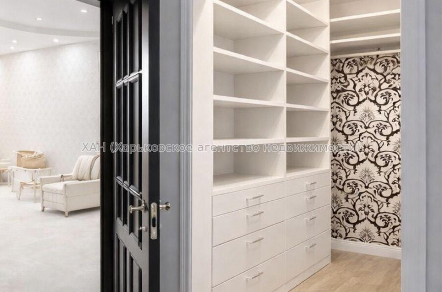 Продам квартиру, Чередниченковский пер. , 3 кім., 66 м², частичный ремонт 