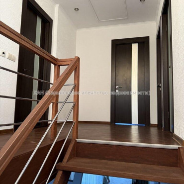 Продам будинок, Таранушенко ул. , 195 м², 7.70 соток, евроремонт 