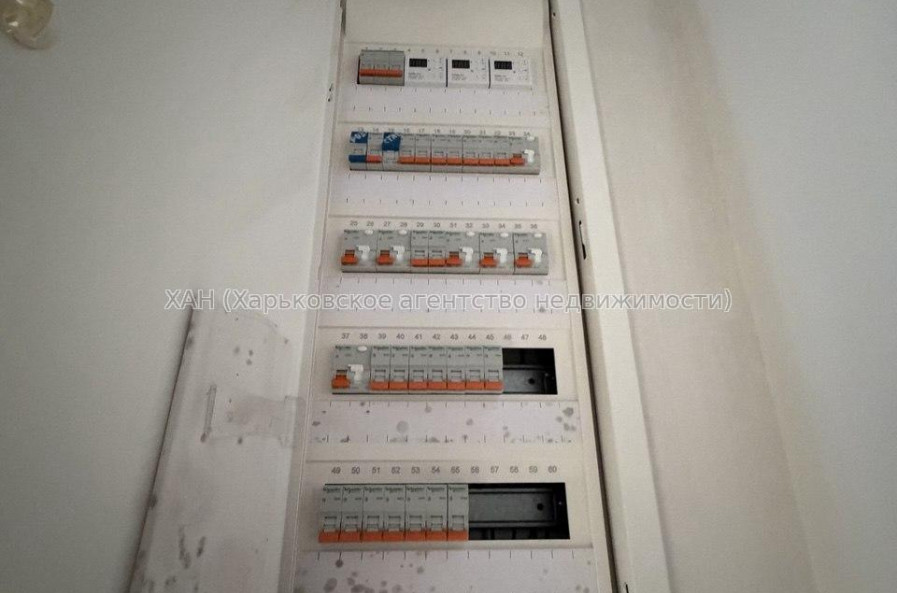 Продам квартиру, Молочная ул. , 3 кім., 109 м², без отделочных работ 