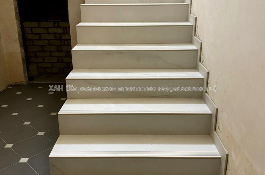 Продам квартиру, Рогатинская Левада ул. , 6 кім., 140 м², частичный ремонт 