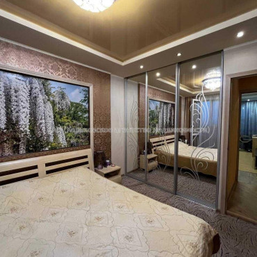 Продам квартиру, Гвардейцев Широнинцев ул. , 59 , 3 кім., 65 м², капитальный ремонт 