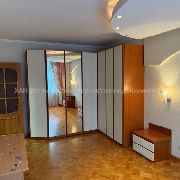 Продам квартиру, Евгения Енина ул. , 2 кім., 63 м², капитальный ремонт 