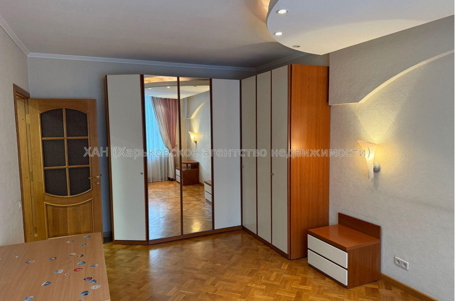 Продам квартиру, Евгения Енина ул. , 2 кім., 63 м², капитальный ремонт 