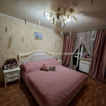 Продам квартиру, Зерновой пер. , 3 кім., 65.40 м², капитальный ремонт 