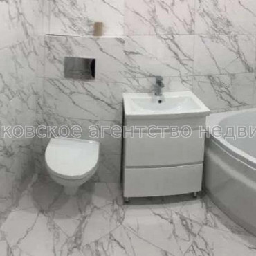 Продам квартиру, Драгоманова ул. , 2 кім., 60 м², капитальный ремонт 