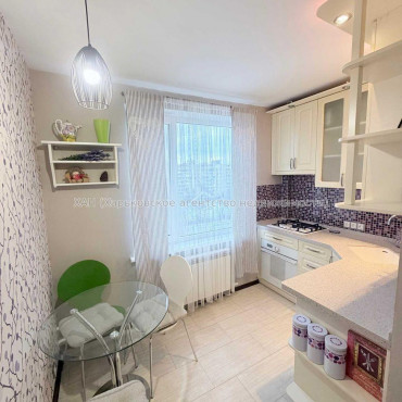 Продам квартиру, Непокоренных ул. , 68 , 3 кім., 65 м², капитальный ремонт 