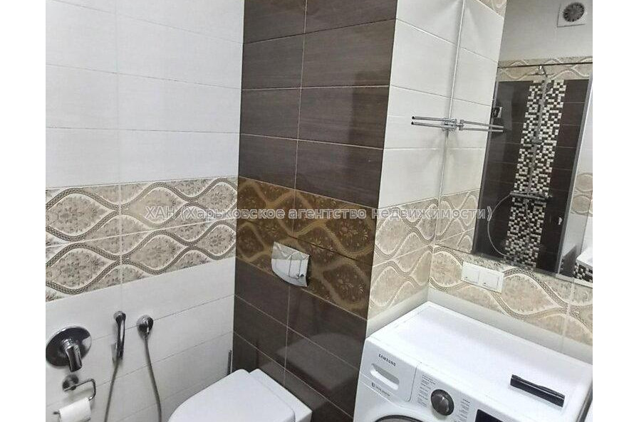 Продам квартиру, Балакирева пер. , 3  ком., 90.60 м², капитальный ремонт 