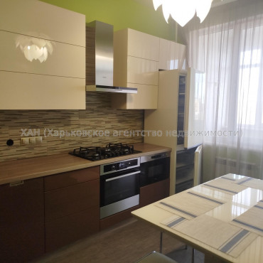 Продам квартиру, Балакирева пер. , 3  ком., 90.60 м², капитальный ремонт 