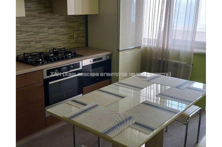 Продам квартиру, Балакирева пер. , 3  ком., 90.60 м², капитальный ремонт 