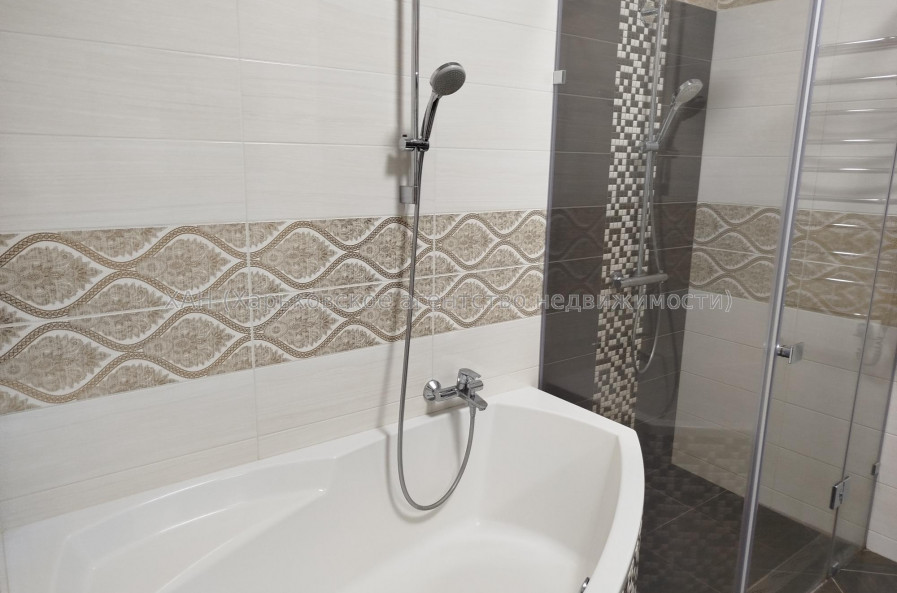 Продам квартиру, Балакирева пер. , 3  ком., 90.60 м², капитальный ремонт 