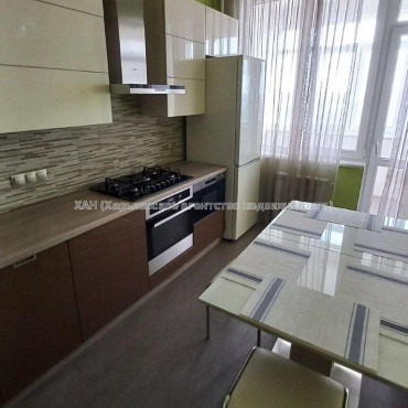 Продам квартиру, Балакирева пер. , 3  ком., 90.60 м², капитальный ремонт 