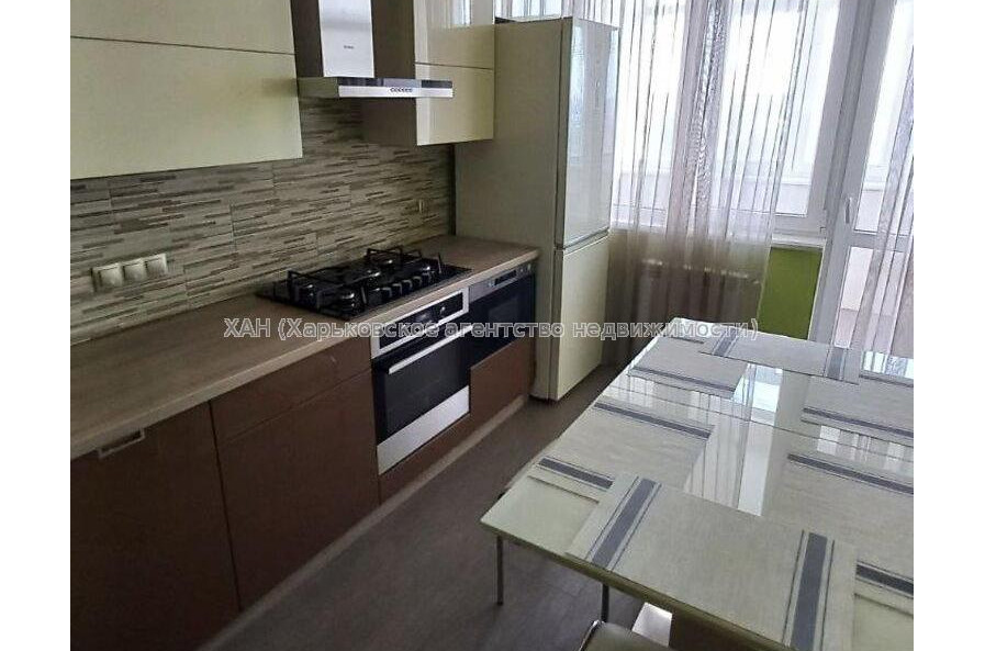 Продам квартиру, Балакирева пер. , 3  ком., 90.60 м², капитальный ремонт 