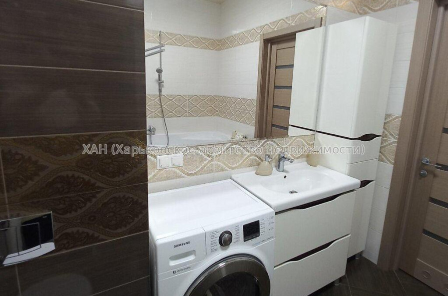 Продам квартиру, Балакирева пер. , 3  ком., 90.60 м², капитальный ремонт 