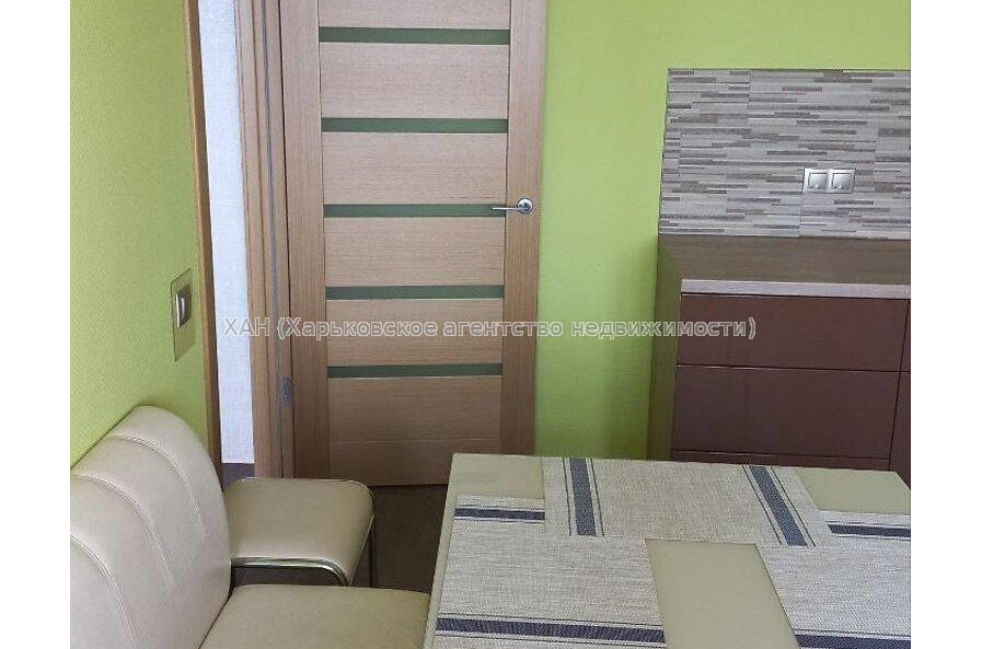 Продам квартиру, Балакирева пер. , 3  ком., 90.60 м², капитальный ремонт 
