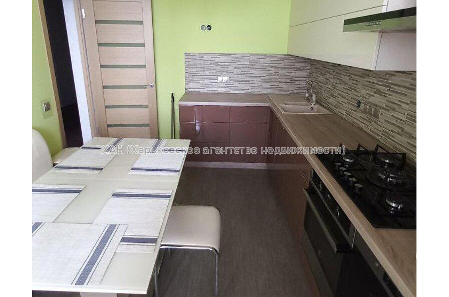 Продам квартиру, Балакирева пер. , 3  ком., 90.60 м², капитальный ремонт 