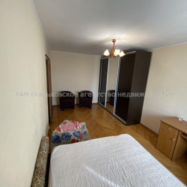 Продам квартиру, Защитников Неба ул. , 1  ком., 33 м², капитальный ремонт 